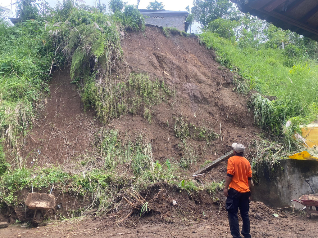 Tanah Longsor di Jalan Tapak Batu Nganten, Banjar Abing, Desa Sulangai, Kecamatan Petang Tanggal 02 April 2024